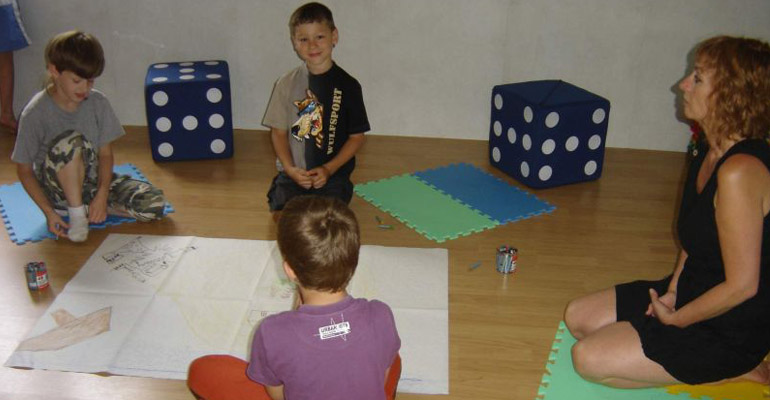 V lekcích arteterapie se děti uvolní a lépe komunikují.