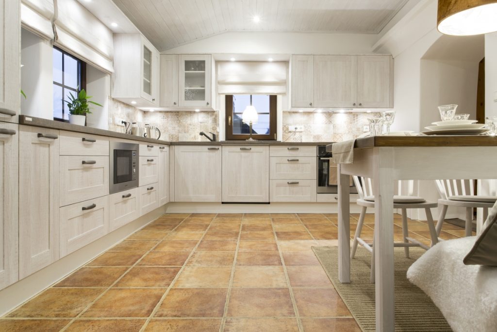 Kuchyň Big Picture v běleném dekoru Borovice Provence je vybavena moderními spotřebiči a má dostatek úložného prostoru. Zvolenému dekoru sluší pracovní deska v dekoru Patina natural.