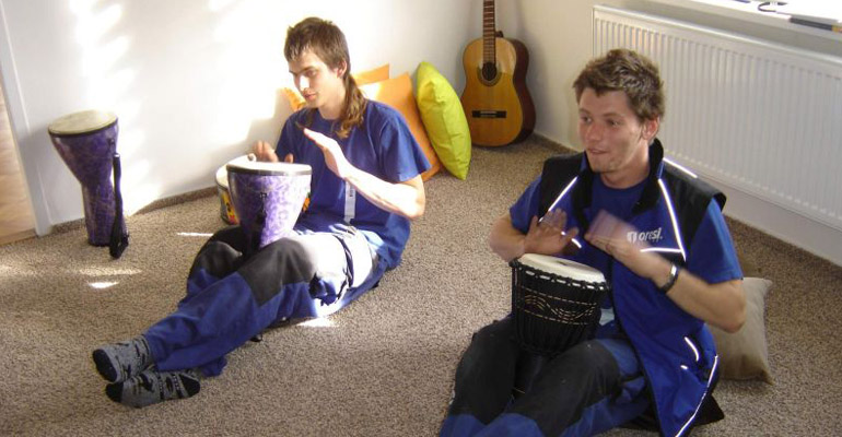 Při zařizování prostor institutu si muzikoterapii vyzkoušeli i montážníci z Oresi.