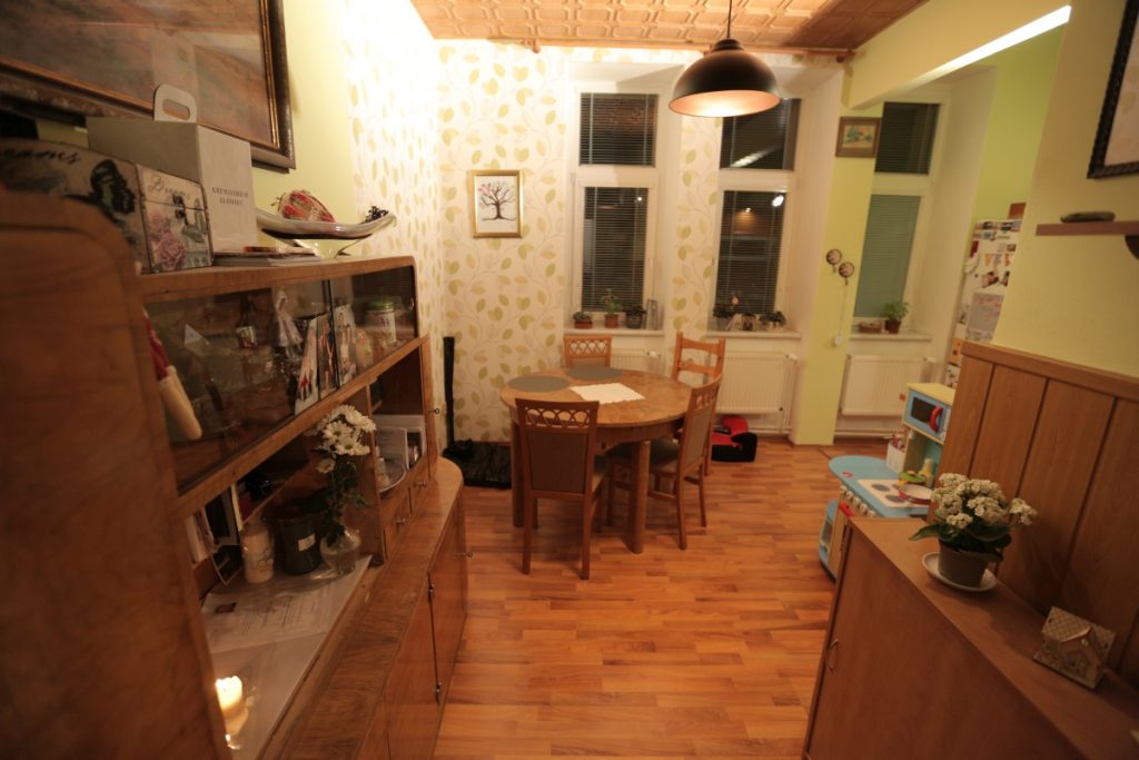 Kuchyň byla úzká a tmavá, nábytek i spotřebiče dosluhující. Veronika si přála si novou moderní kuchyň, ve které ale chtěla ponechat pár starožitných kousků, ke kterým má citový vztah.