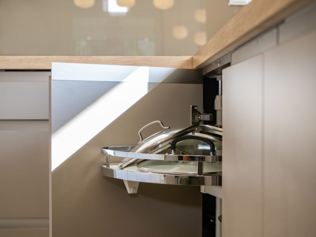 Rohová spodní skříňka s otvíráním TIP ON, designovými otvíracími profily Linea Retta a plně výsuvným ledvinovým systémem.