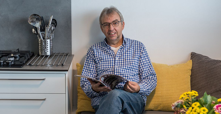PhDr. Luboš Horčic, šéfredaktor časopisu Stereo & Video, si u Oresi do svého bytu vybral kuchyň MAGIQ s dvířky z akrylu.