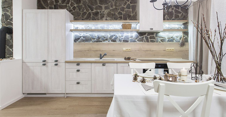 Bydlení v chatě s kuchyní od Oresi. Ve stylu Provence