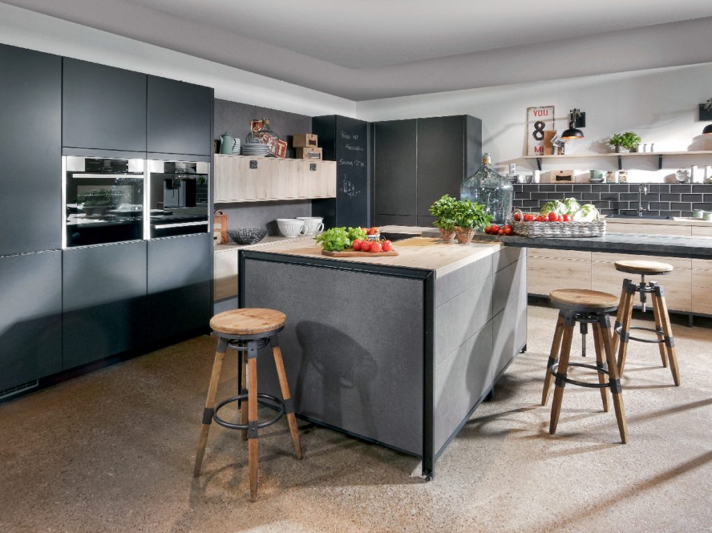 Světlý dub v odstínu písku (Eiche Sand) / Hedvábný mat v odstínu carbon (Carbon Seidenmatt) / Antracitový beton (Concrete anthracite): Harmonické souznění struktur a stylů.